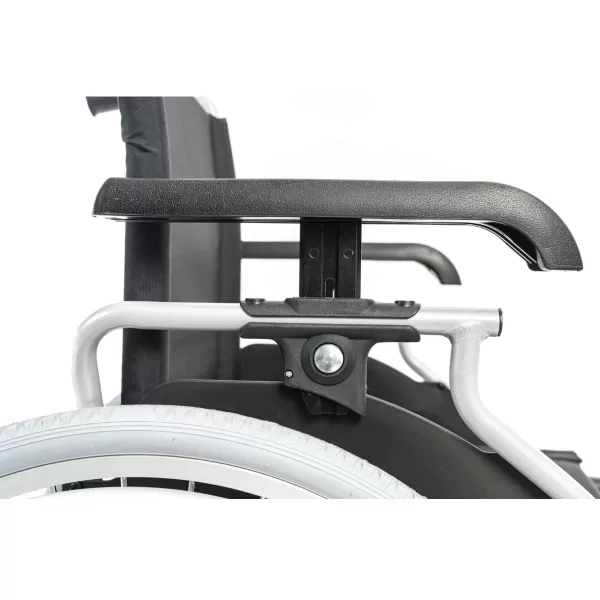 Кресло-коляска МЕТ STABLE, артикул 20460, с регулировкой высоты подлокотников, ширина сиденья 43 см, колеса пневматические