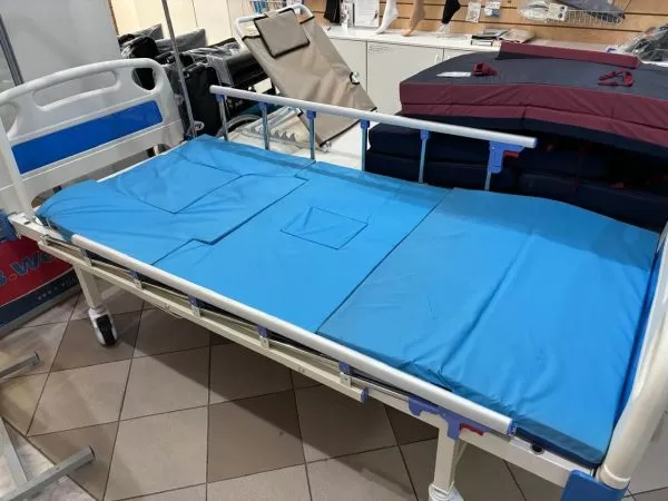 Матрас медицинский для кровати с туалетным устройством 190х90х6 см, потертости, пятна Матрас медицинский для кровати с туалетным устройством 190х90х6 см, потертости, пятна