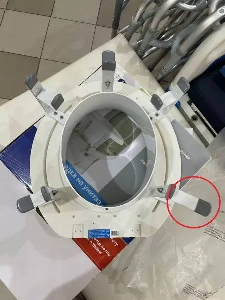 Насадка на унитаз Barry 10545 c регулировкой высоты, дефект крепления Насадка на унитаз Barry 10545 c регулировкой высоты, дефект крепления