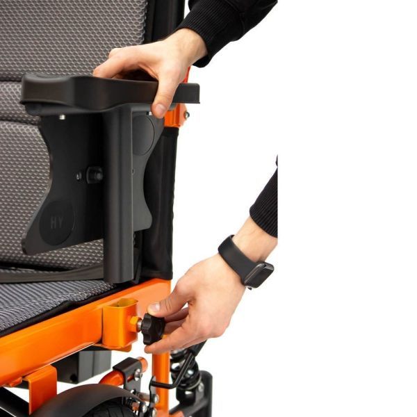 Кресло-коляска с электроприводом MET VERSA, артикул 20703, ширина сиденья 43 см, колеса пневматические